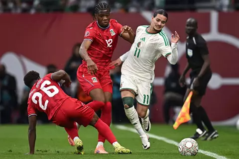 "يصعب صده".. مدرب الجزائر يعترف بجمال هدف إنسوي خلال مباراة غينيا الاستوائية